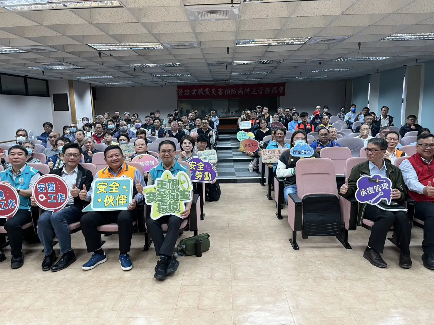 高雄市勞工局舉辦營造業高階主管春安座談會，透過法令宣導與案例分享，強化工地安全管理，確保勞工平安施工。（圖/高雄市勞工局提供）