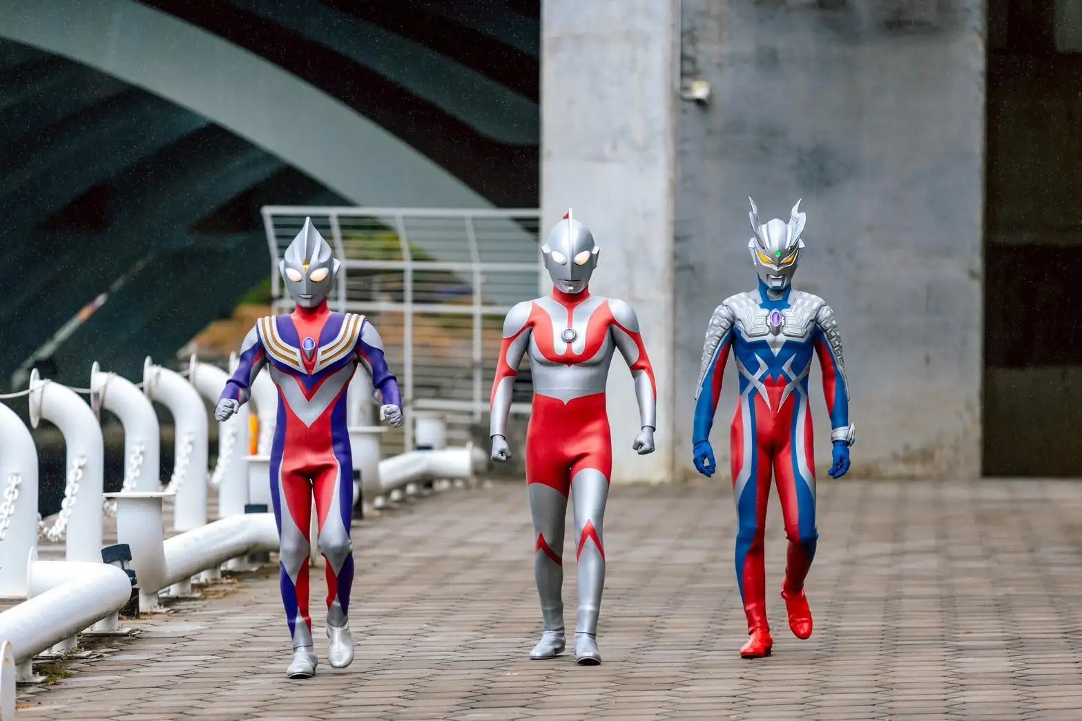 高雄冬日遊樂園將於7日下午開幕，陳其邁市長率60名城市超人揭序幕，巨型超人力霸王作品及多組主題裝置吸引親子與粉絲同樂。（圖/高雄市觀光局提供）