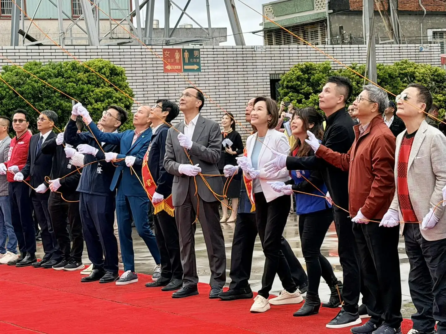 柯志恩與朱立倫出席阿蓮土庫北極殿迎神樓揭匾開光大典，共同祝福廟宇落成。（圖/柯志恩提供）