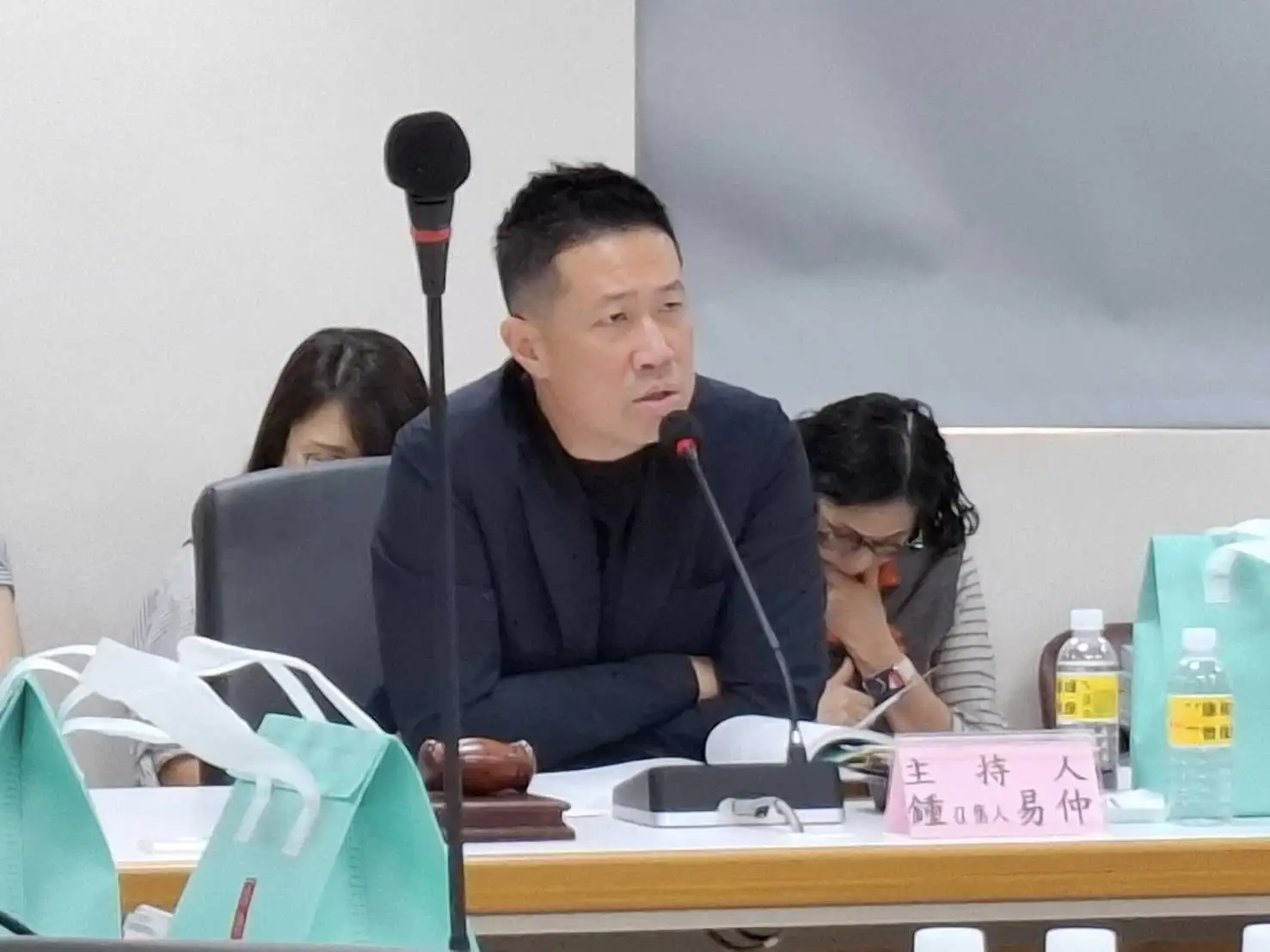 高雄市議員鍾易仲感謝跨黨派議員支持，爭取徹底清除鳳山市垃圾山，改善環境並活化土地。（記者吳文生攝）