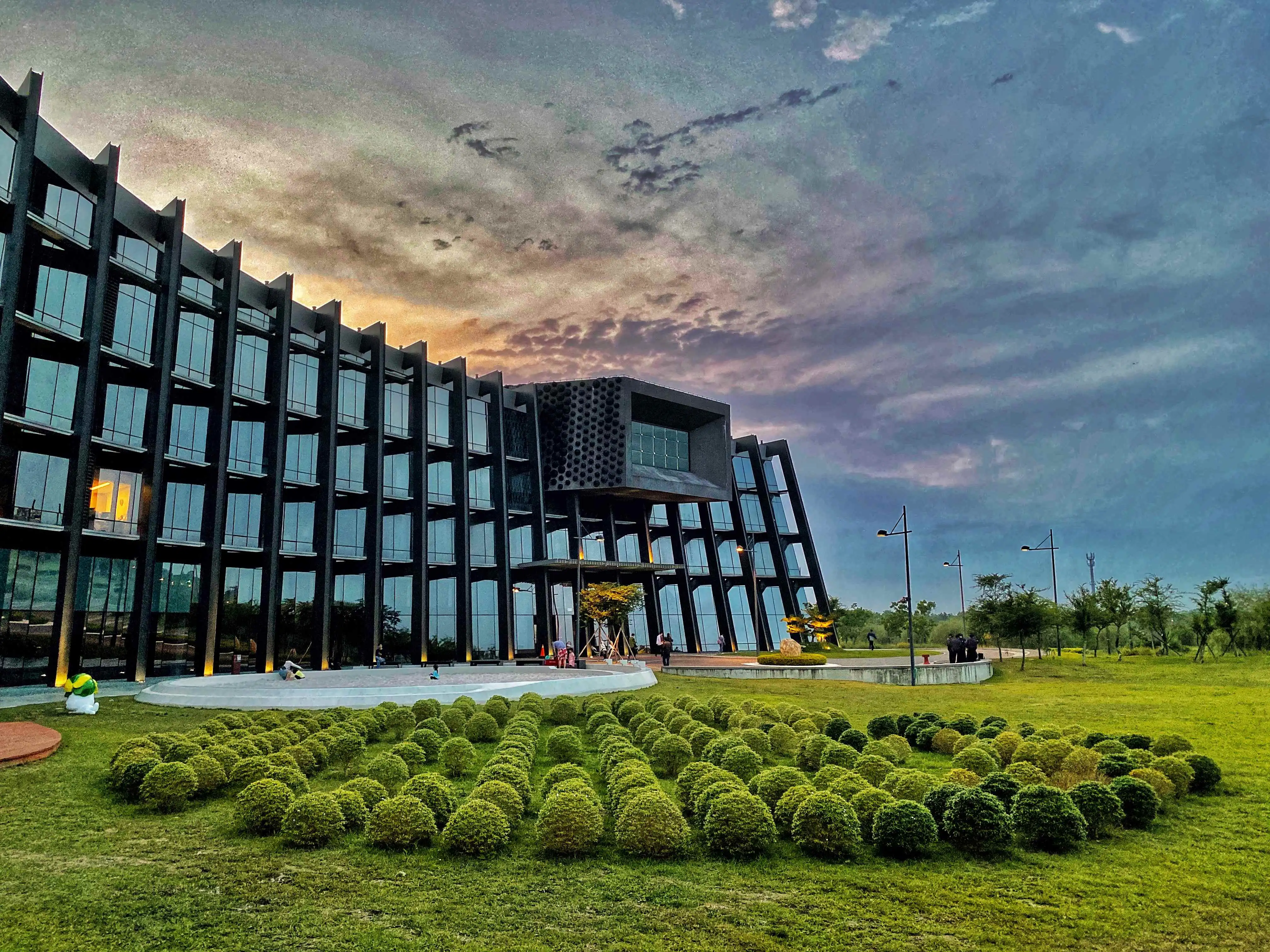 國立故宮博物院南部院區融合現代建築設計與自然景觀，成為嘉義重要文化地標與熱門觀光景點。(圖/嘉義縣文觀局提供)