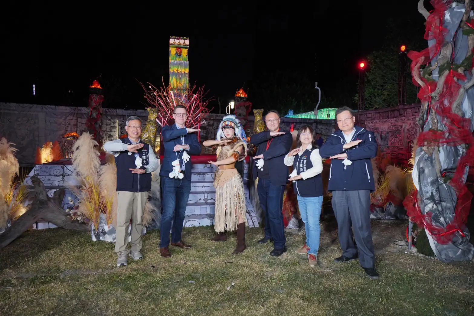 台中中央公園燈會展區中，「驚蟄界—瑪雅神域」展演精彩亮相，吸引民眾駐足觀賞與拍照留念。(圖/台中市觀旅局提供)