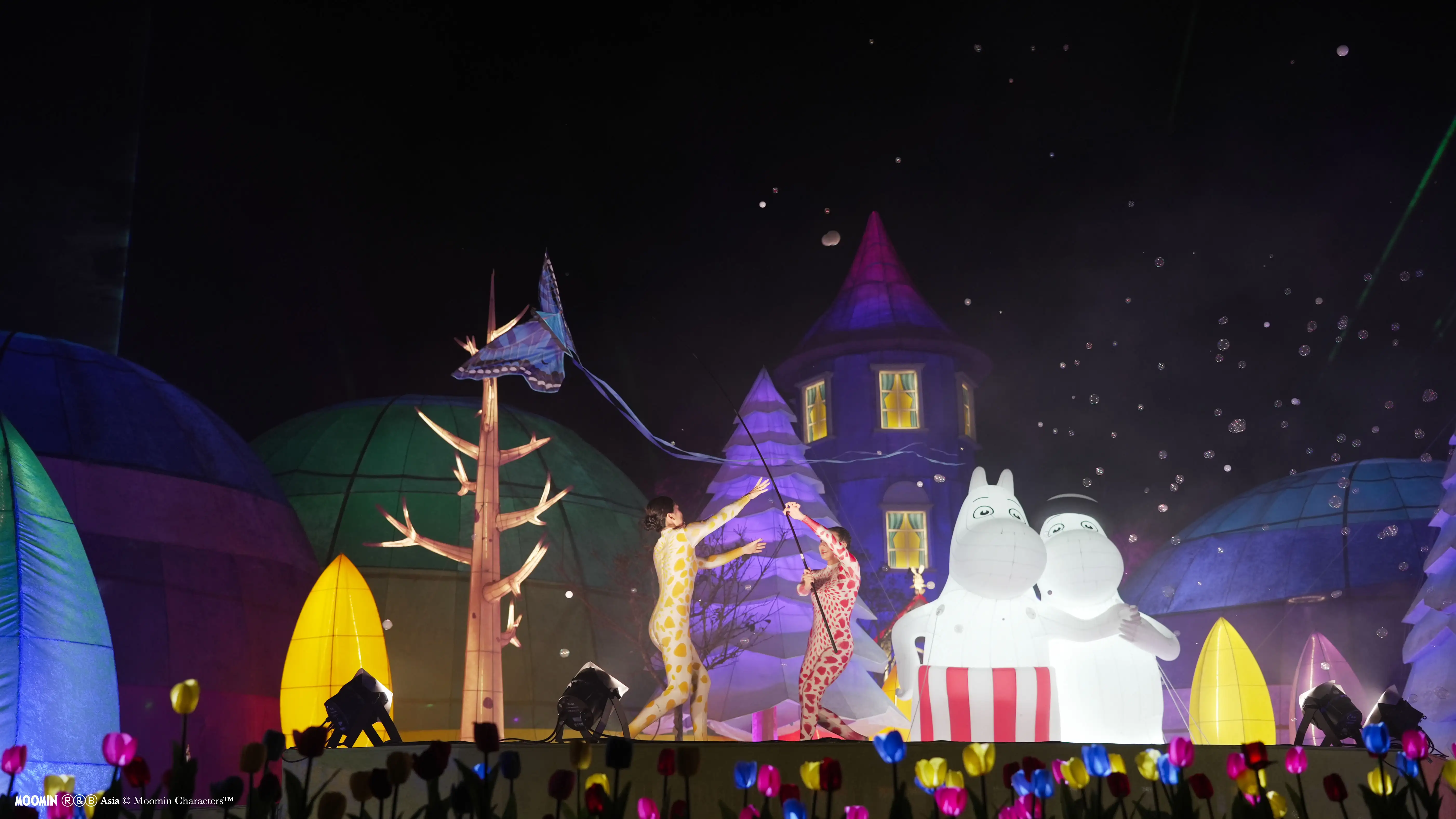 中台灣燈會「極光下的姆明谷」主燈秀展演結合聲光特效與動態氣偶，打造夢幻童話場景，吸引民眾駐足觀賞。(圖/台中市觀旅局提供)