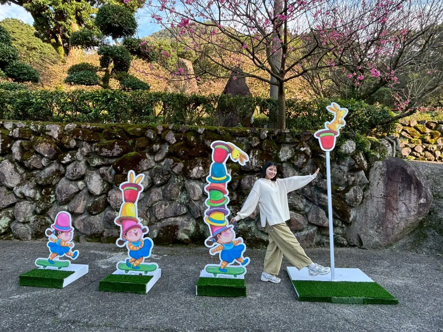 2026花見櫻花季進入最後一週，天元宮櫻花正美！現場設置幾米主題互動裝置，吸引民眾拍照打卡。(圖/新北市政府提供)