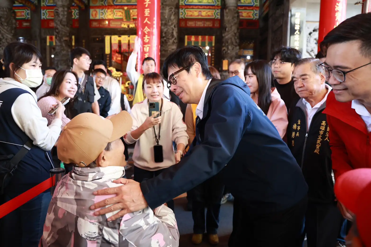 市長陳其邁7日上午展開馬年走春祈福行程，自鹽埕文武聖殿起跑參香，接連走訪前金萬興宮、苓雅意誠堂，下午則前進武廟市場拜年。（圖/高雄市政府提供）