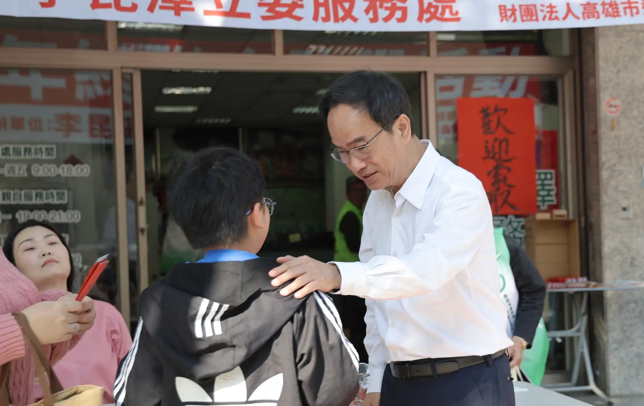 立委李昆澤7日舉辦年終助學活動，連續13年關懷弱勢學童，今年共有249名低收入戶家庭學童受惠。（記者吳文生攝）