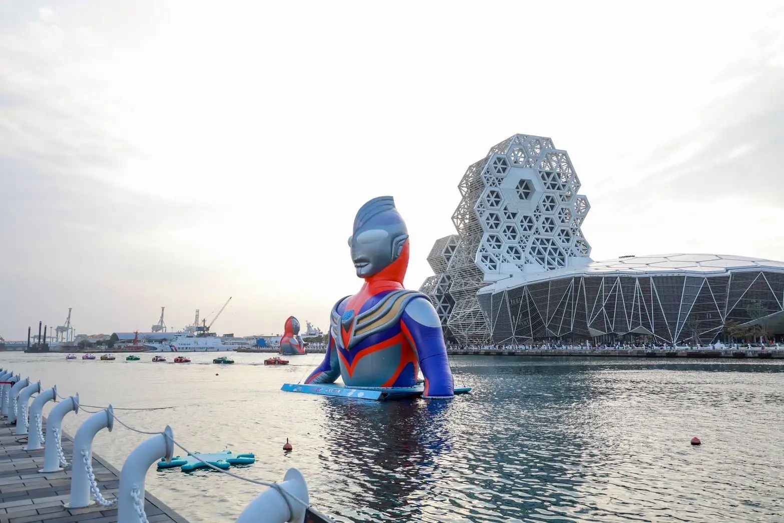 高雄冬日遊樂園於愛河灣以「海陸雙域」超人同步登場揭開序幕，兩座高達15公尺的超人力霸王在愛河灣水域帥氣現身。（圖/高雄市觀光局提供）