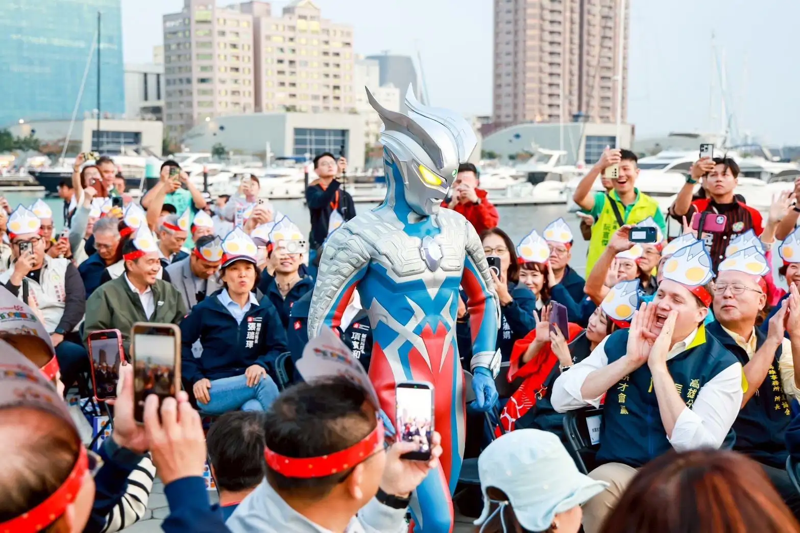 高雄冬日遊樂園開幕活動熱鬧登場，超人力霸王驚喜現身與民眾近距離互動，吸引大小朋友爭相拍照留念，現場氣氛歡樂沸騰。（圖／高雄市觀光局提供）
