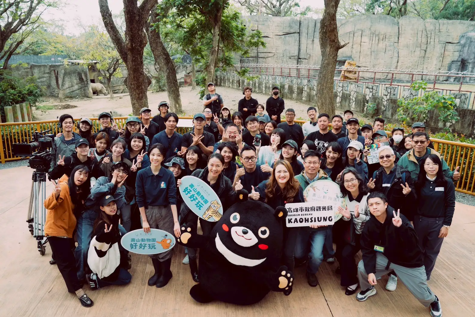 影集《動物園》製作團隊與演員邵雨薇、王柏傑、李淳回訪壽山動物園，近距離與動物互動並分享拍攝心得。（圖／高雄市觀光局提供）