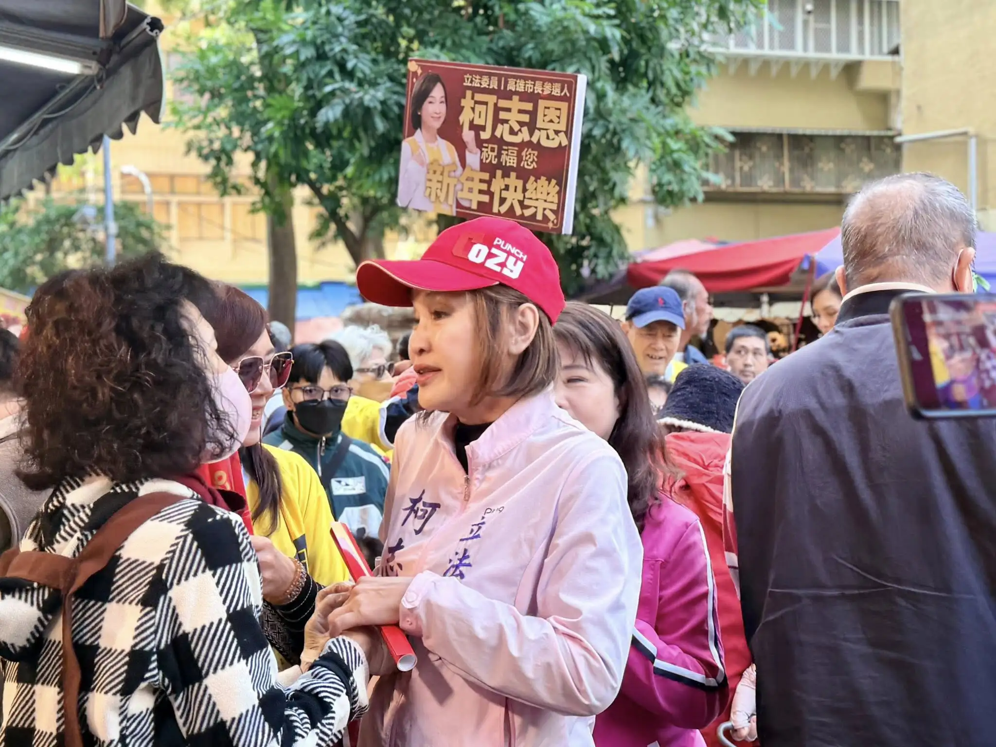 立委柯志恩走訪左營哈囉市場與果貿市場，向民眾發送新年春聯，熱情鄉親比肩而立、加油聲不斷，讓她十分開心。（圖/柯志恩辦公室提供）