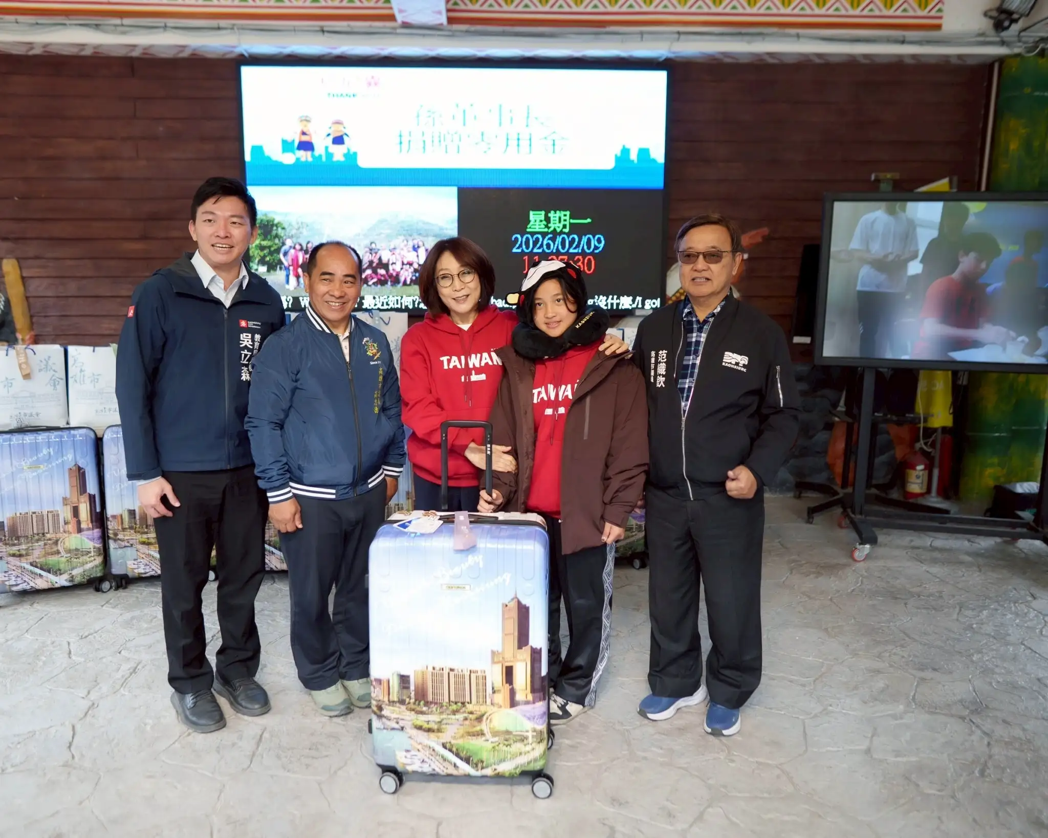高雄市議長康裕成促成民間企業慷慨贊助經費及物資，協助桃源區建山國小師生赴美進行交流之旅。（圖/高雄市議會提供）
