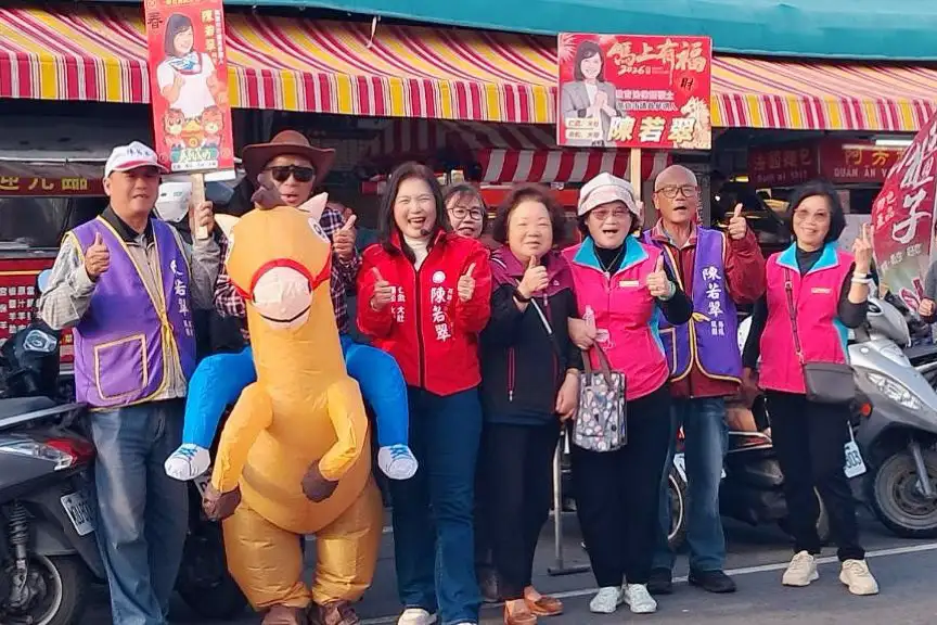 市議員參選人陳若翠近日勤跑仁武、鳥松、大社及大樹區各傳統市場，發送團隊自行設計的「馬上成功」紅包袋，向市民與攤商提前拜年。（圖/陳若翠提供）