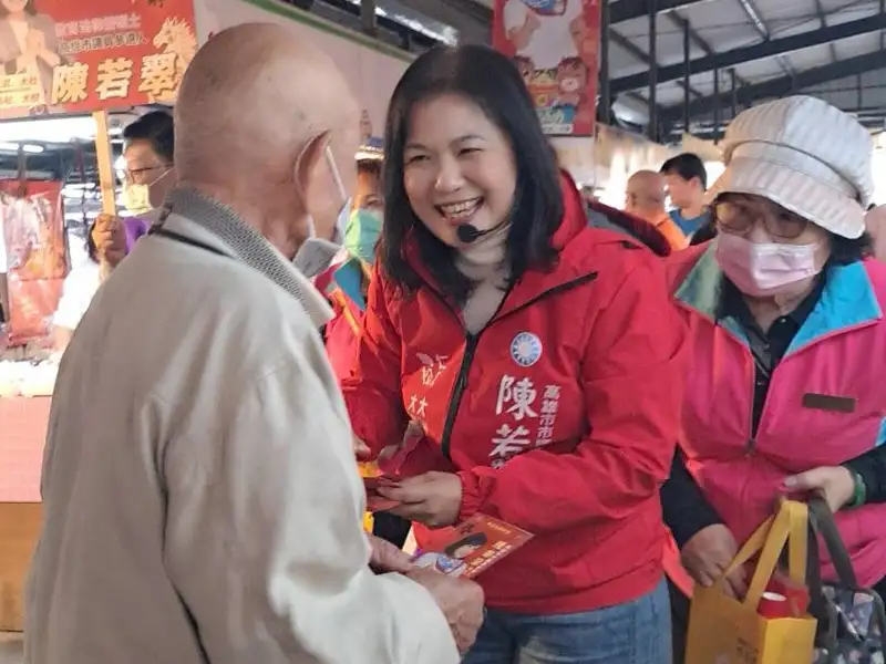 陳若翠勤跑市場拜年 發送「馬上成功」紅包袋獻新年祝福