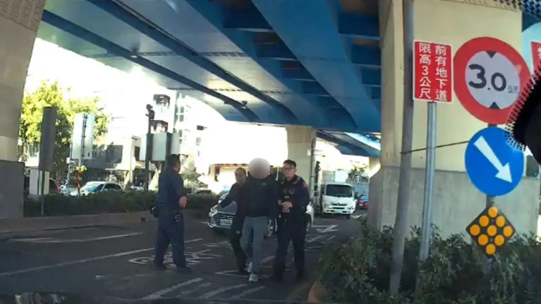 警方於翠華路與大中路匝道口成功圍捕傅姓嫌疑人到案，並查扣涉案車輛與現金。(圖/左營分局提供)