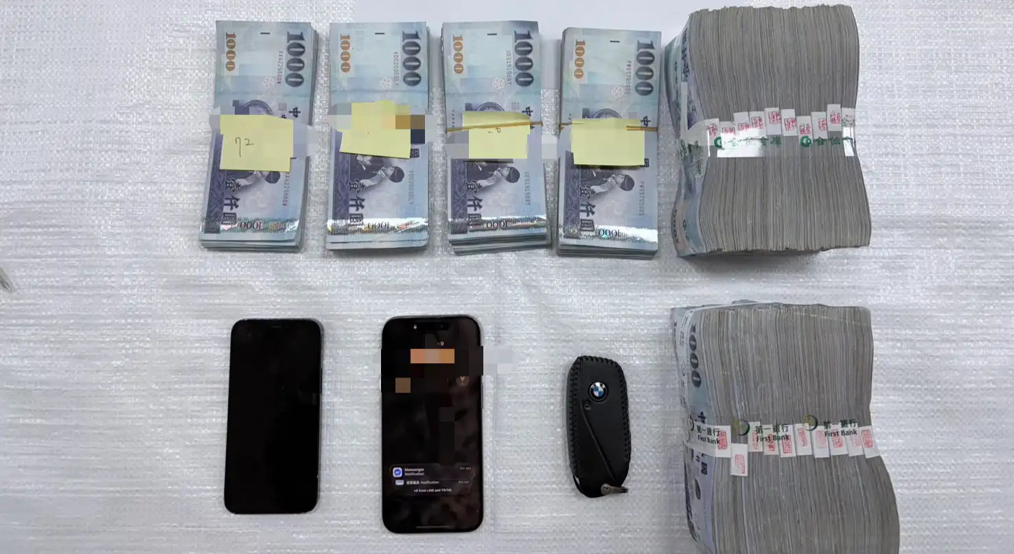 警方在車內查扣240萬元現金、手機及BMW車鑰匙等證物。(圖/左營分局提供)