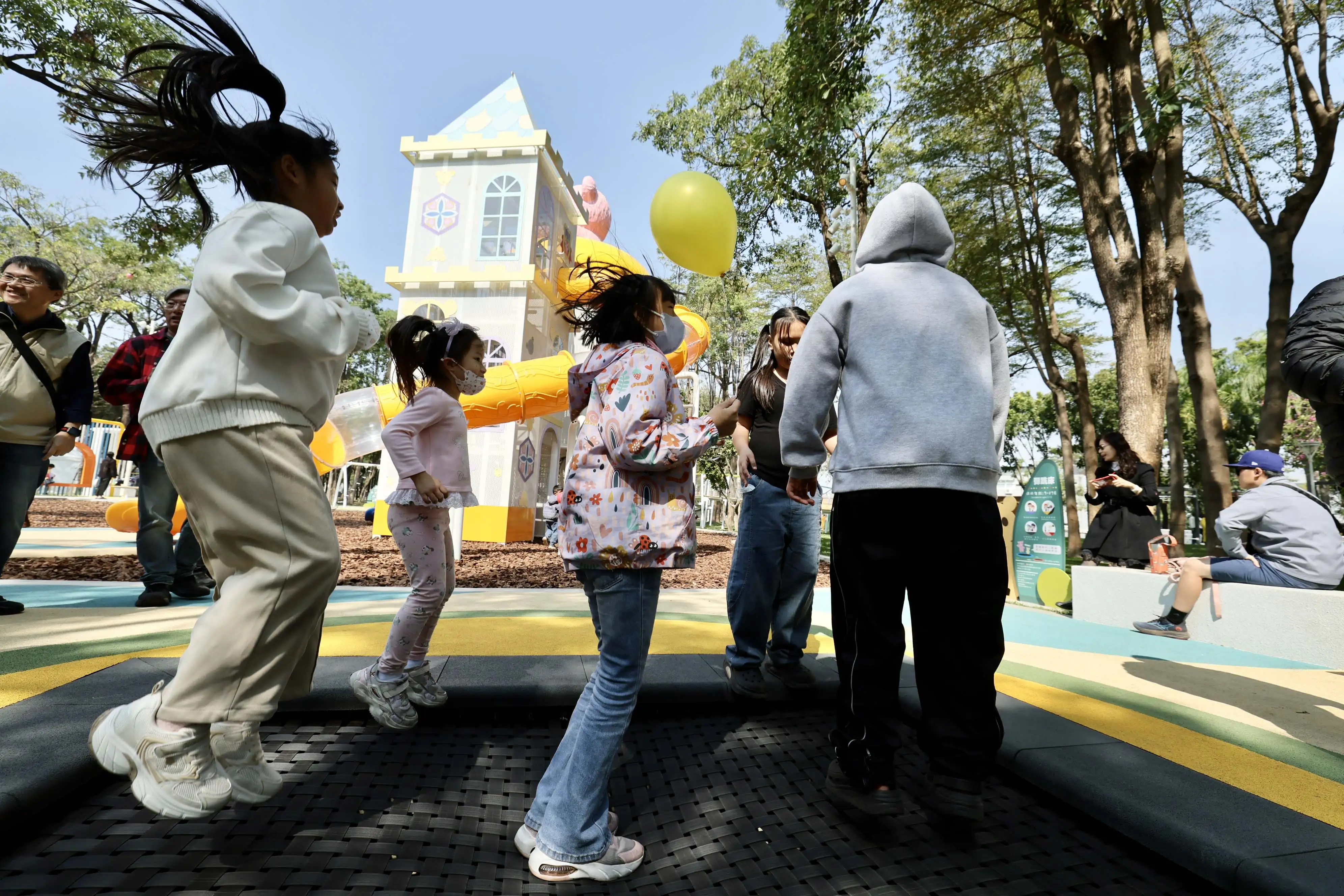全新改造的後勁公園遊戲場規劃多元共融設施，讓不同年齡層孩童都能安心遊玩。（圖/高雄市政府提供）