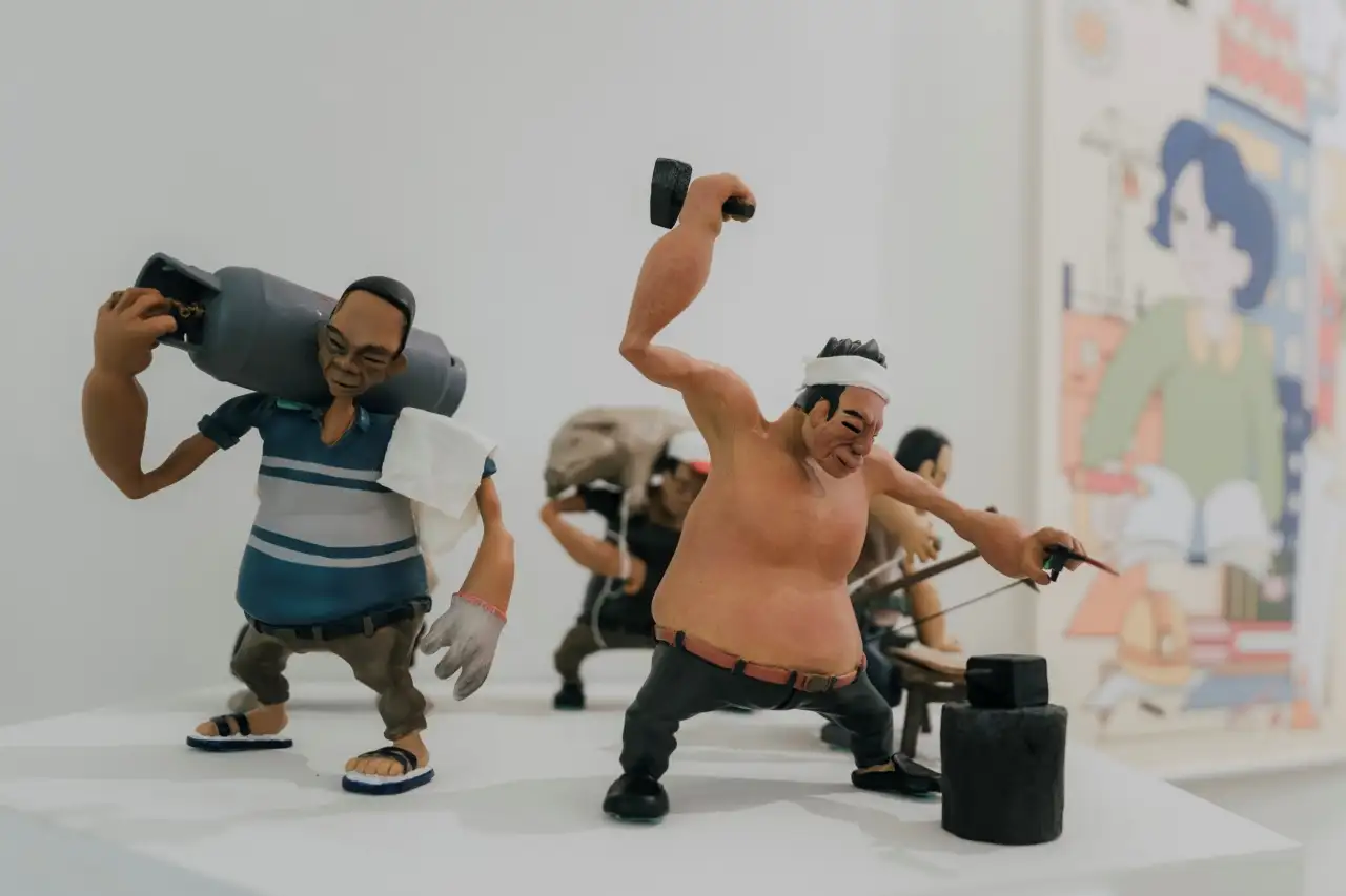 勞工博物館《無框職人》特展展出工仔公仔與在地職人故事，傳遞多元職業與性別平權理念。（勞工局提供）