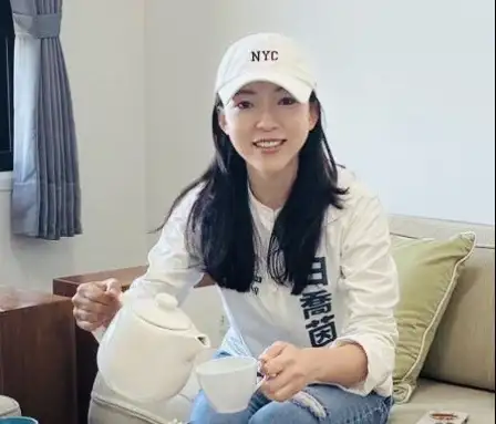 高雄市議員白喬茵表示，日本自民黨的史詩級勝利對台灣而言既是啟示，也是警鐘。（記者吳文生攝）