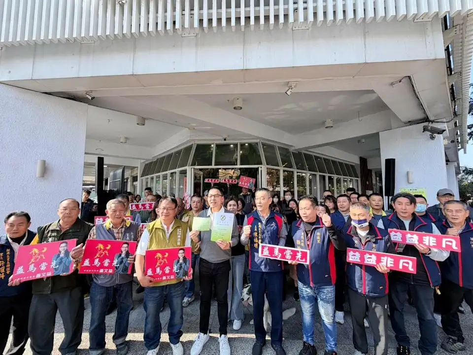 市議員黃文益，也是民進黨高雄市黨部主委，十日完成民進黨高雄市議員初選登記，將參選連任市議員。（黃文益服務處提供）