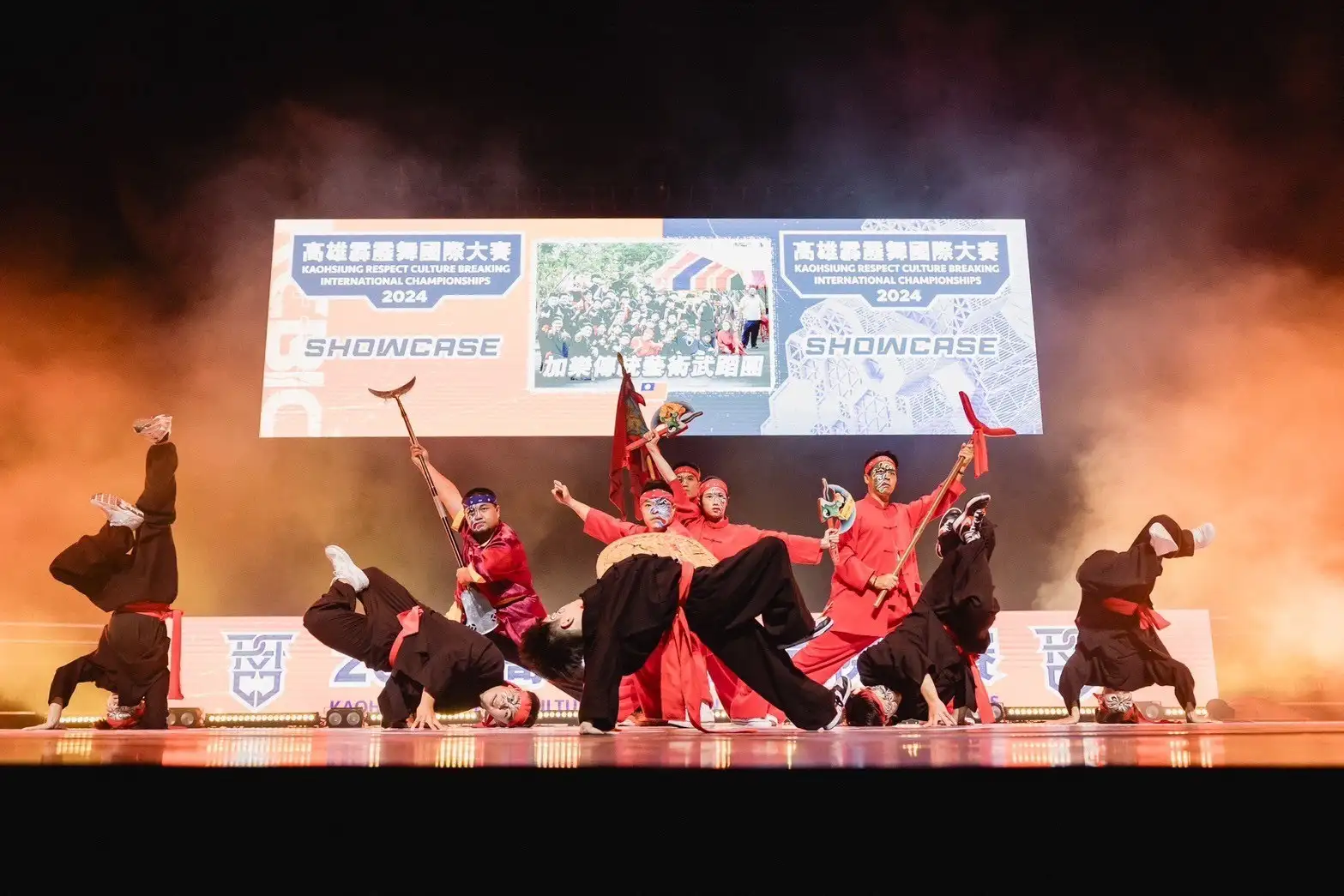 高雄冬日遊樂園「閃光召集令」快閃活動，十組在地表演團隊輪番演出，現場互動加碼小禮，情人節浪漫閃耀。（圖/高雄市觀光局提供）