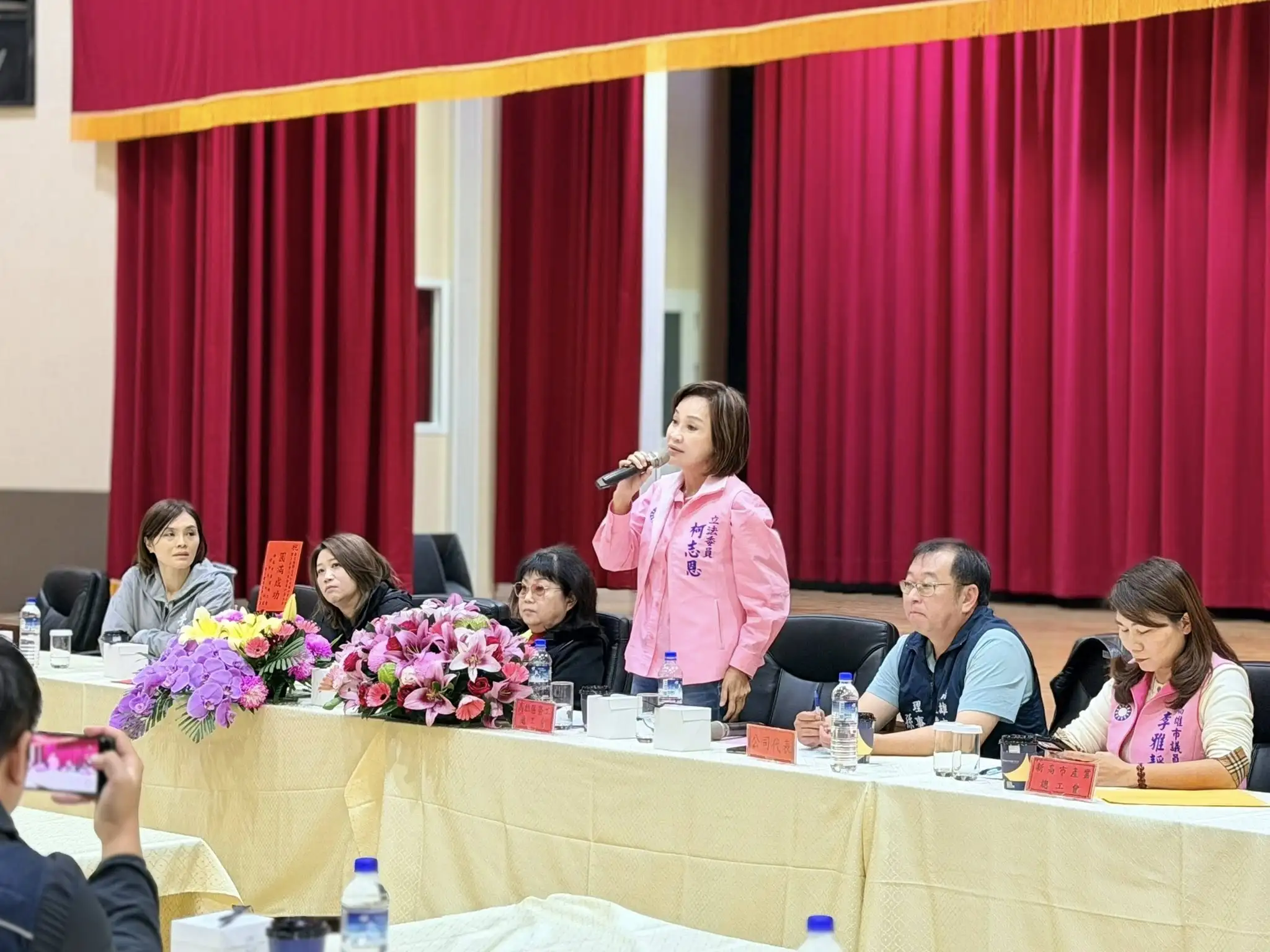 立委柯志恩出席台塑集團南亞企業工會會員代表大會，與企業及職業工會理事長座談，共同討論石化與傳產勞工的薪資與就業保障。（圖/柯志恩團隊提供）