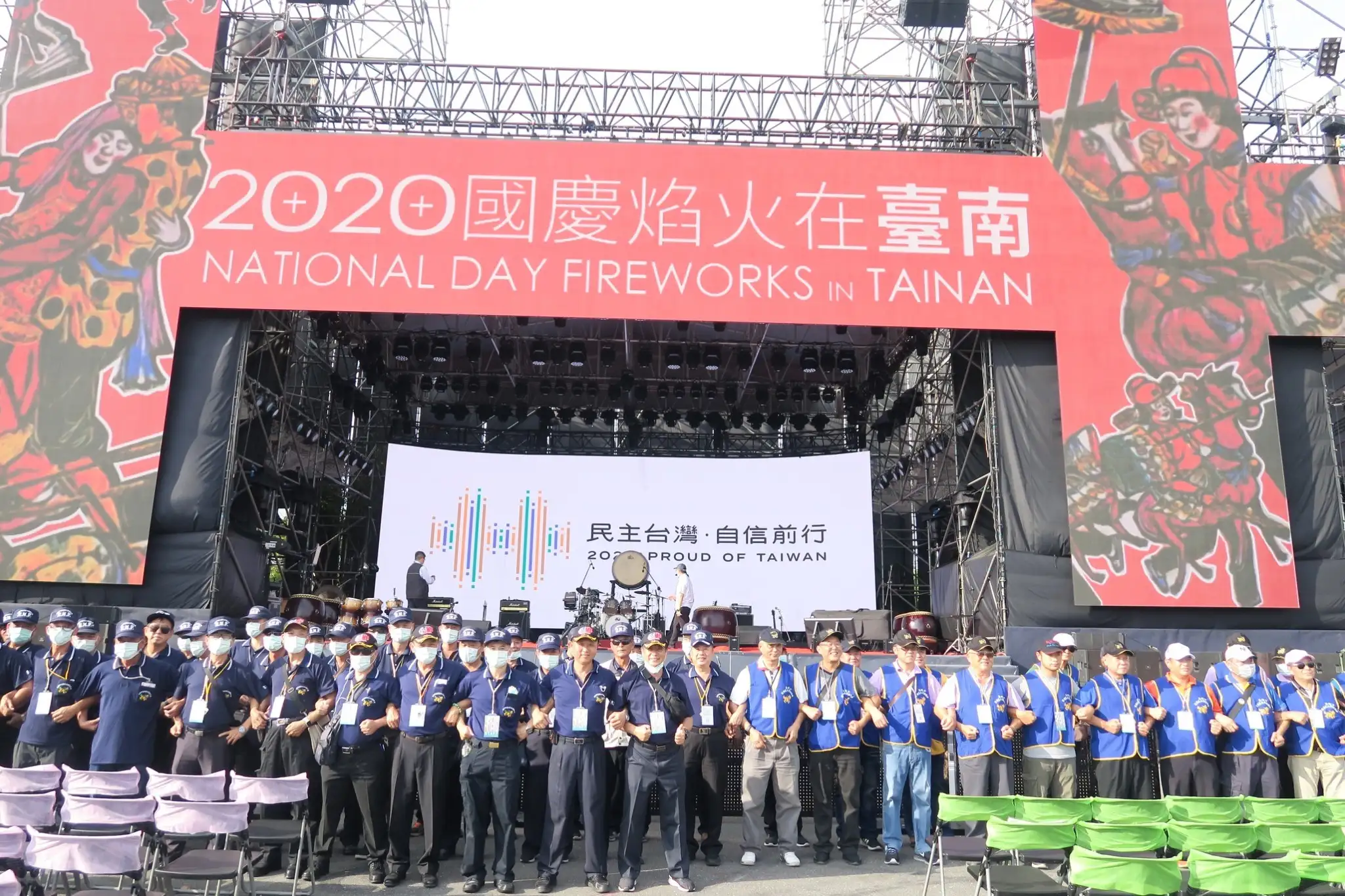 2020年國慶煙火在臺南安平舉行，安南區後備憲兵投入協勤，組成人牆維護現場秩序。(記者張振興翻攝)