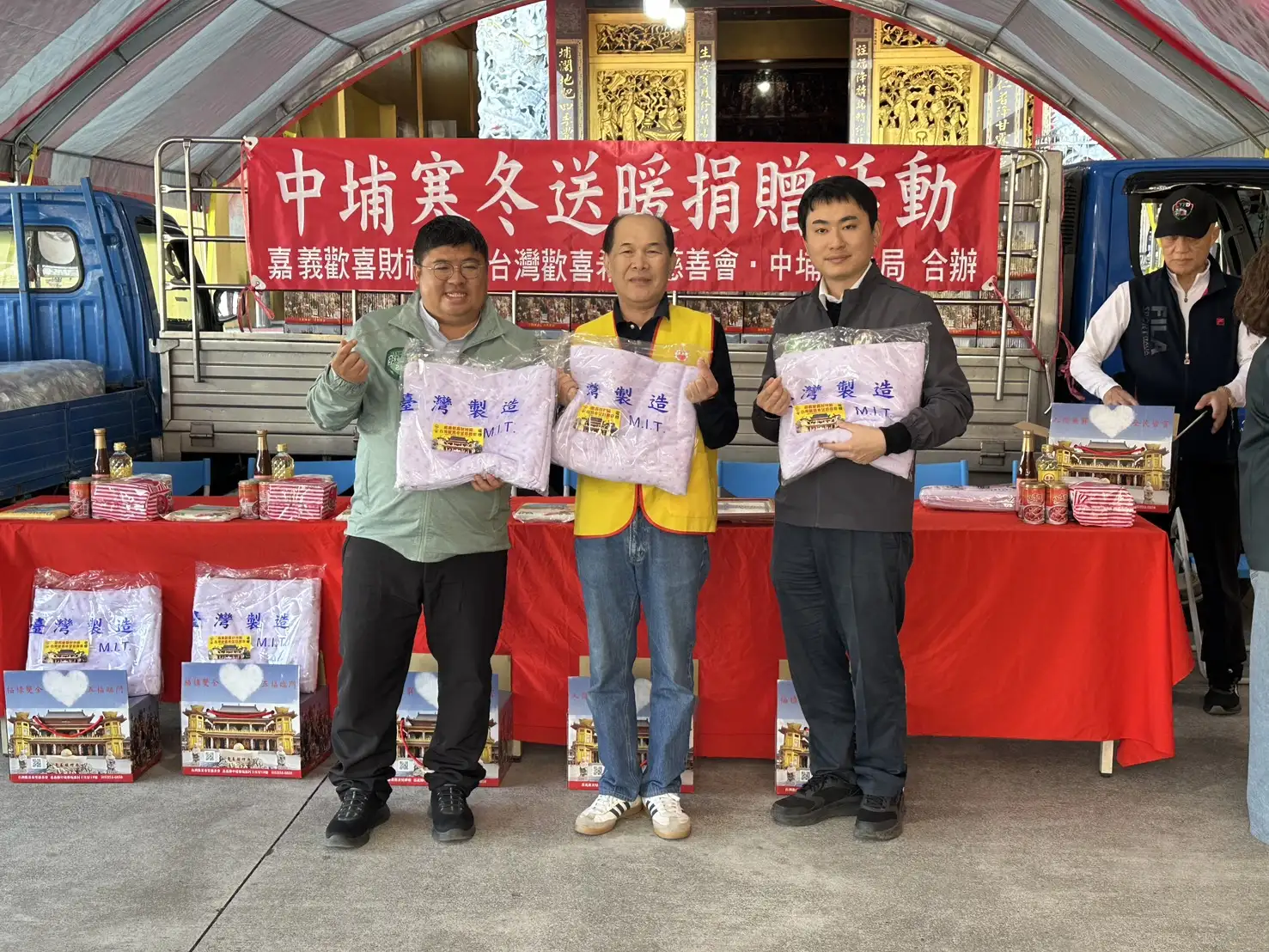 中埔分局員警協助將募集到的民生物資與毛毯整理打包，準備發送至轄區弱勢家庭及獨居長者手中。(圖/中埔分局 提供)