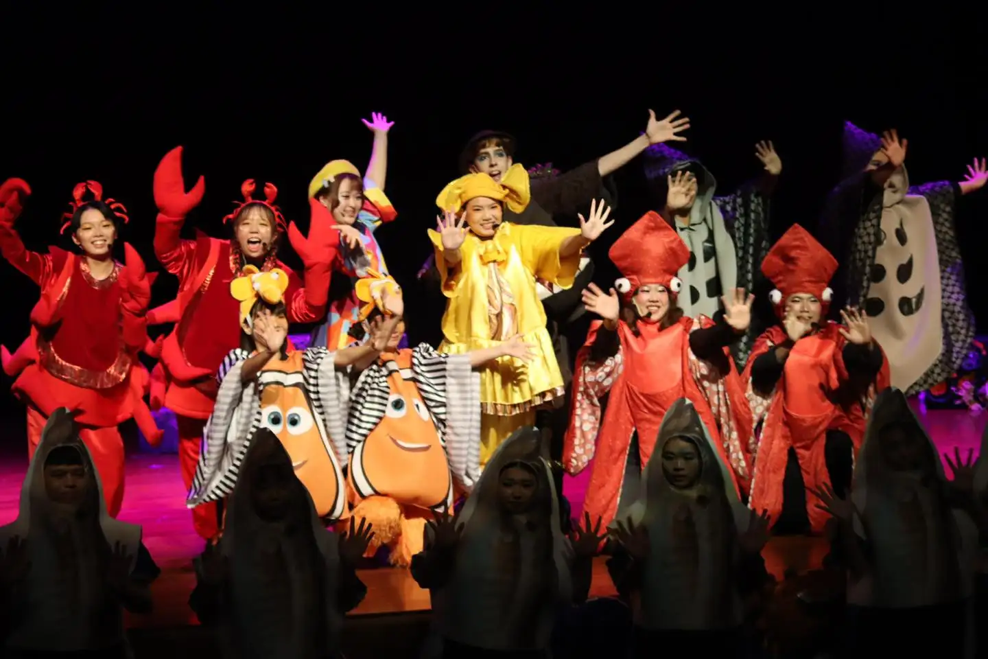 壽山動物園年假期間，十二歲以下兒童免費入園，並安排兒童劇團、街頭藝人演出及多項 AI 智慧互動體驗，吸引親子同遊。（觀光局提供）