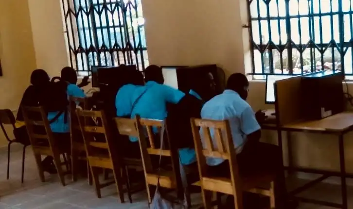 市議員黃柏霖指出，他們在肯亞 Butula 地區捐贈的200組電腦設備已全數安裝完畢，協助21所學校建立電腦教室，並正式啟動資訊課程。（黃柏霖提供）