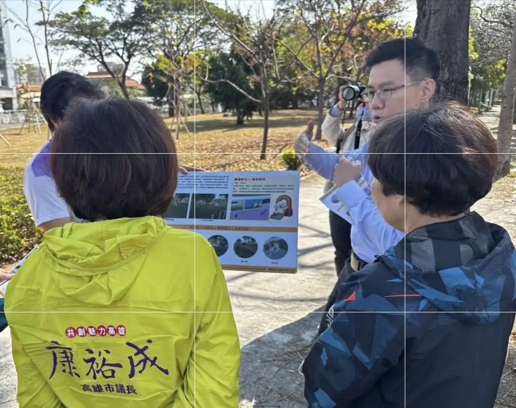 議長康裕成到三民一號公園，針對設置寵物犬活動區進行會勘，強調打造安全、友善的共融空間。（康裕成團隊提供）