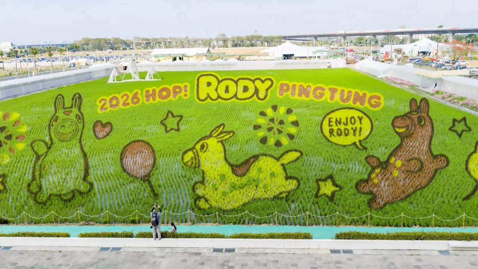 屏東熱帶農業博覽會打造創意稻田彩繪，以可愛造型與主題文字呈現屏東農業活力，成為春節期間熱門打卡亮點。(圖/屏東縣政府提供)