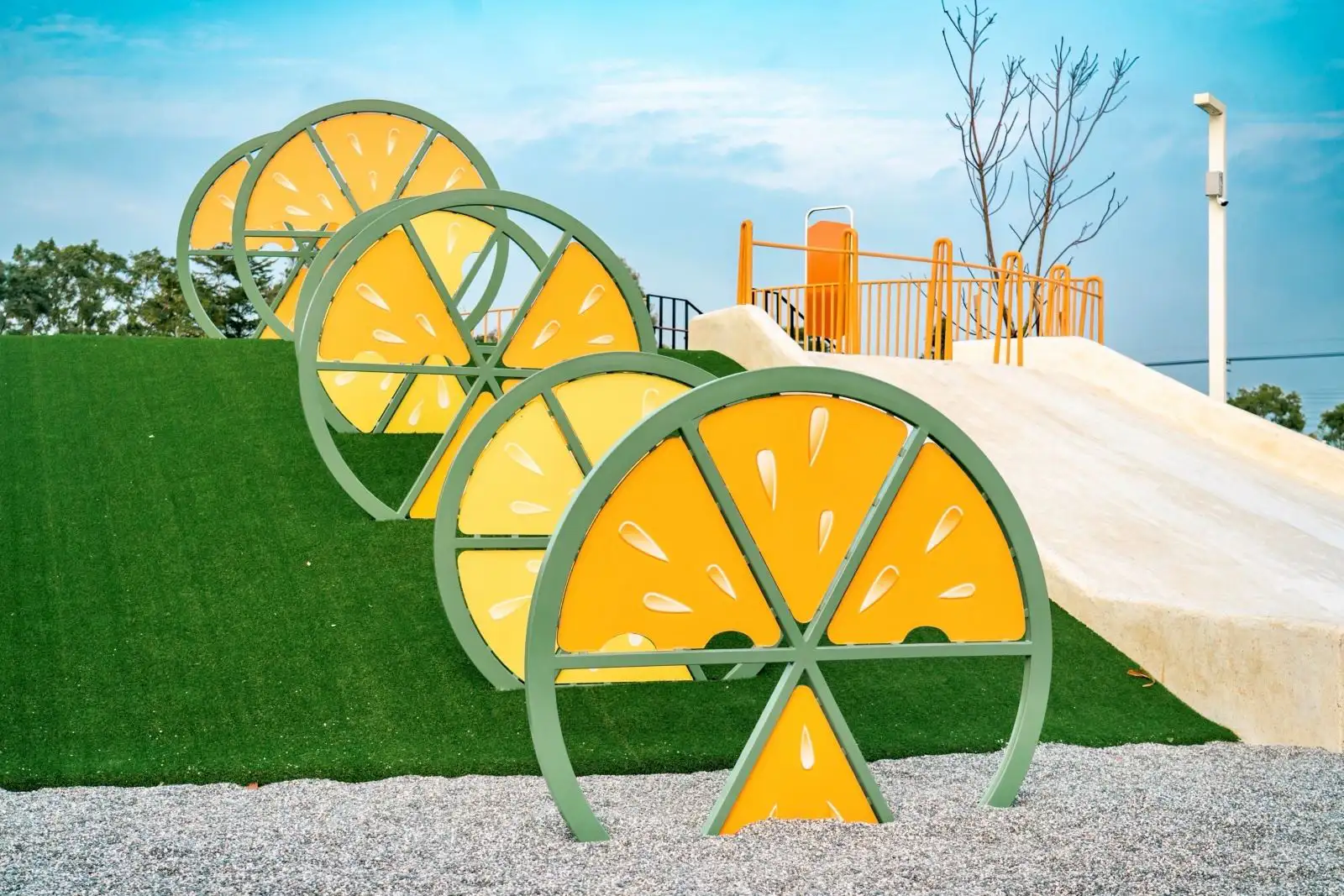 屏東九如鄉巴轆公園以鮮豔水果造型遊具打造童趣空間，成為親子出遊的熱門新景點。(圖/屏東縣政府提供)