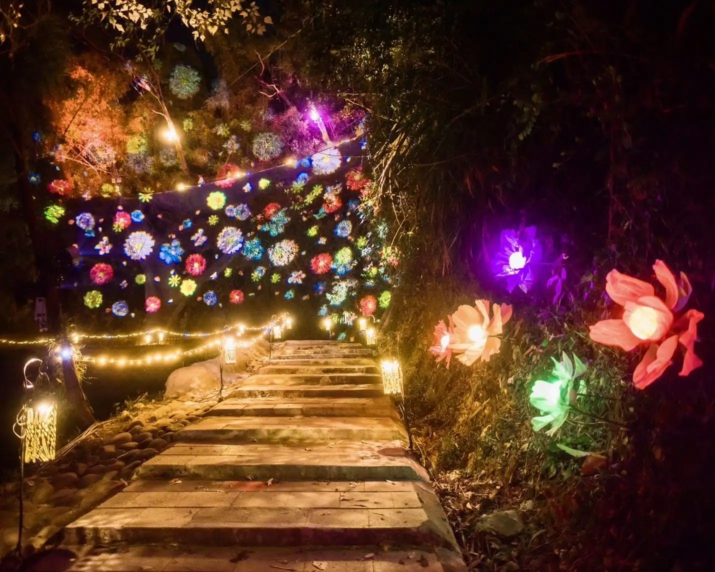 夜幕降臨奇幻大津，五彩燈飾妝點步道宛如夢幻秘境，成為屏東春節期間最受歡迎的走春打卡景點之一。(圖/屏東縣政府提供)