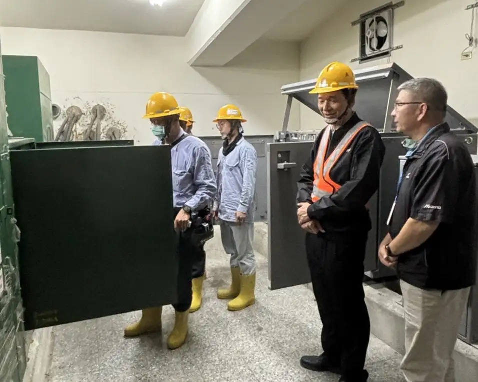 台電台南區處人員於春節前走訪重要用電戶，進行用電設備檢視與專案檢測，強化連假期間供電穩定。(圖/台電提供)