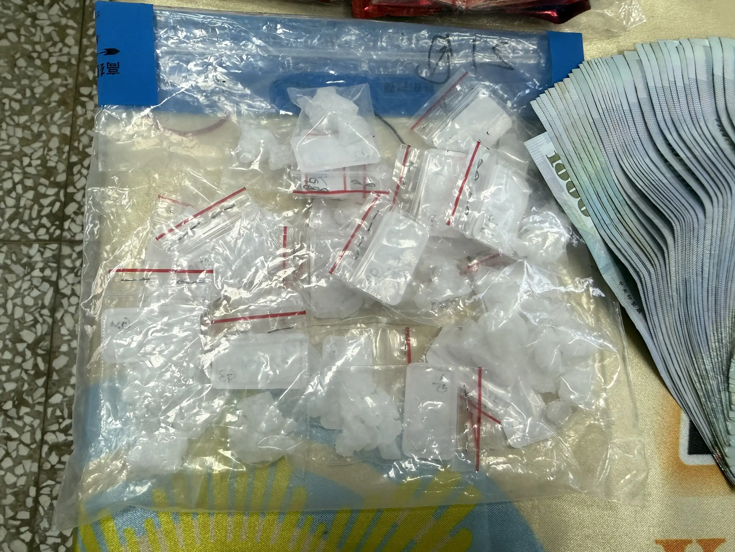 警方破獲販毒集團查扣毒品咖啡包2508包、愷他命40包、梅錠99顆及不法所得新臺幣19萬500元等證物。(圖/高雄市刑大提供)