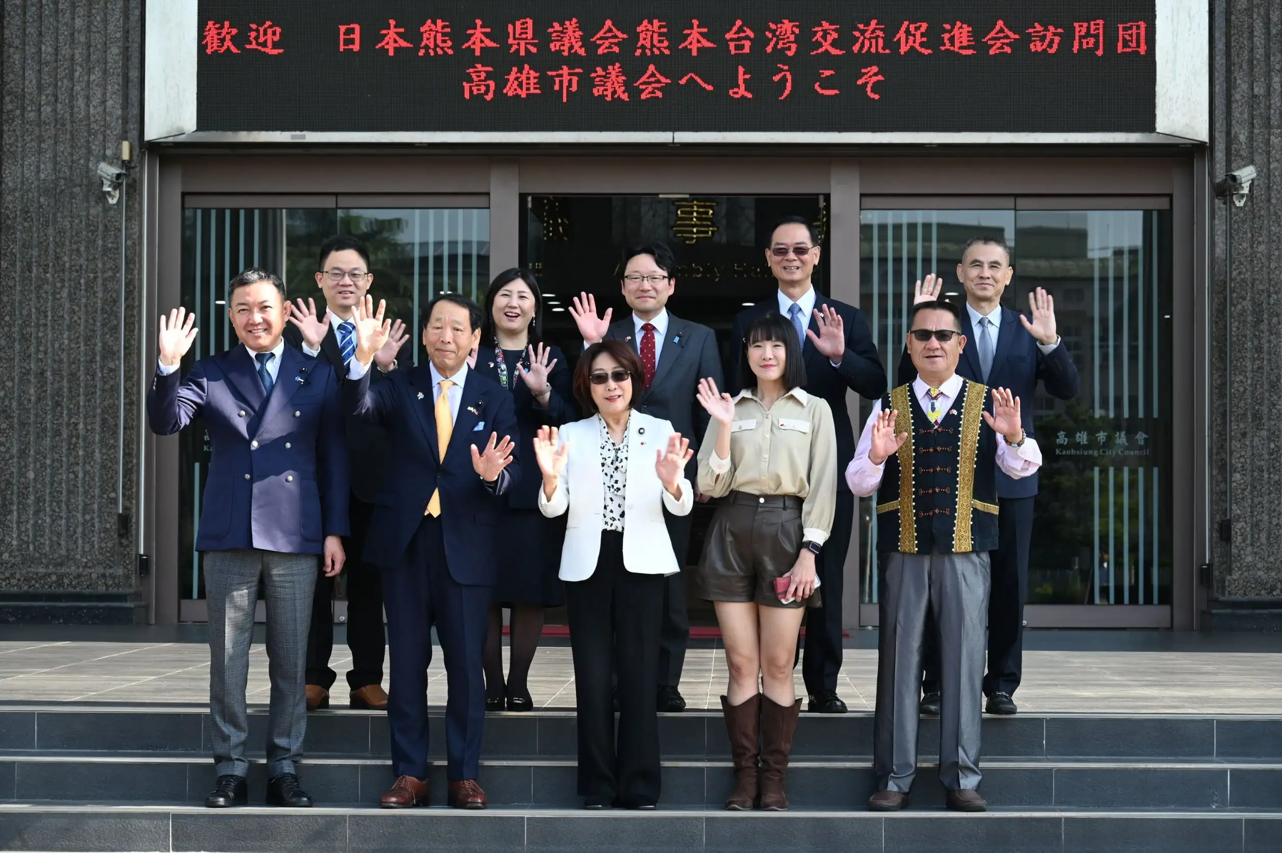 議長康裕成接待日本熊本縣議會熊本台灣交流促進會訪問團，康裕成表示，雙方已建立深厚友誼，此次再度相聚，更像是老朋友的重逢，格外親切溫暖。（高雄市議會提供）