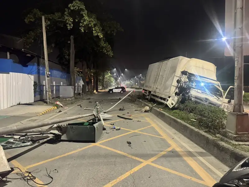 高雄楠梓深夜自撞事故 駕駛疑疲勞釀電燈桿毀損