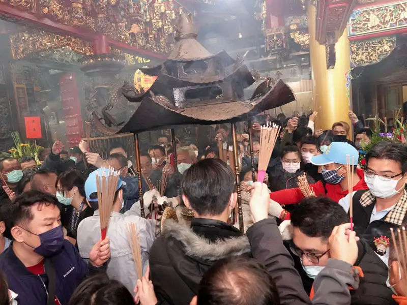 除夕夜不關廟門 臺南開基玉皇宮發紅包與平安御守迎新年