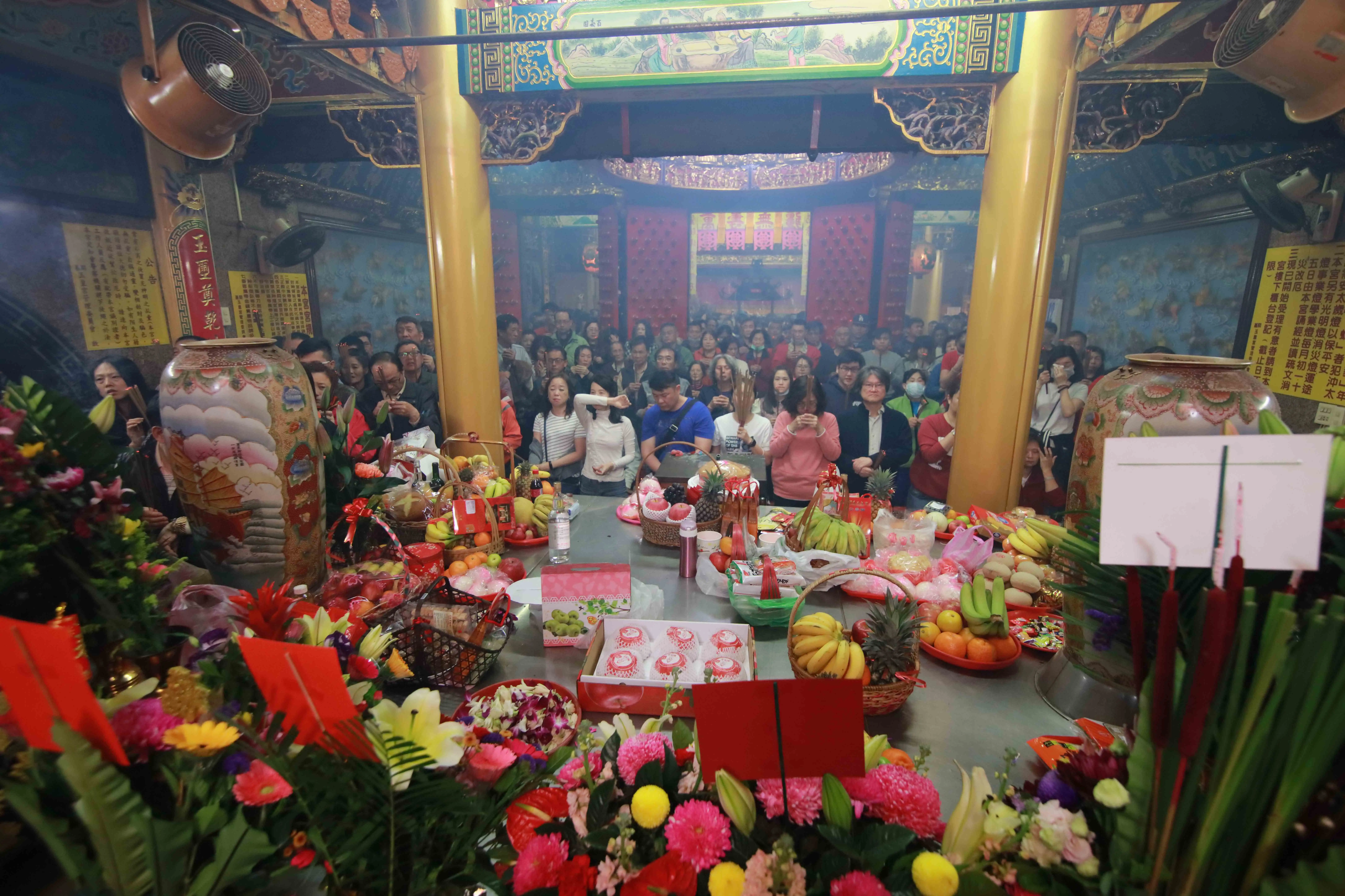 除夕夜及春節期間，信眾湧入臺南開基玉皇宮參拜玉皇上帝，祈求新年平安順遂。（圖／開基玉皇宮提供）