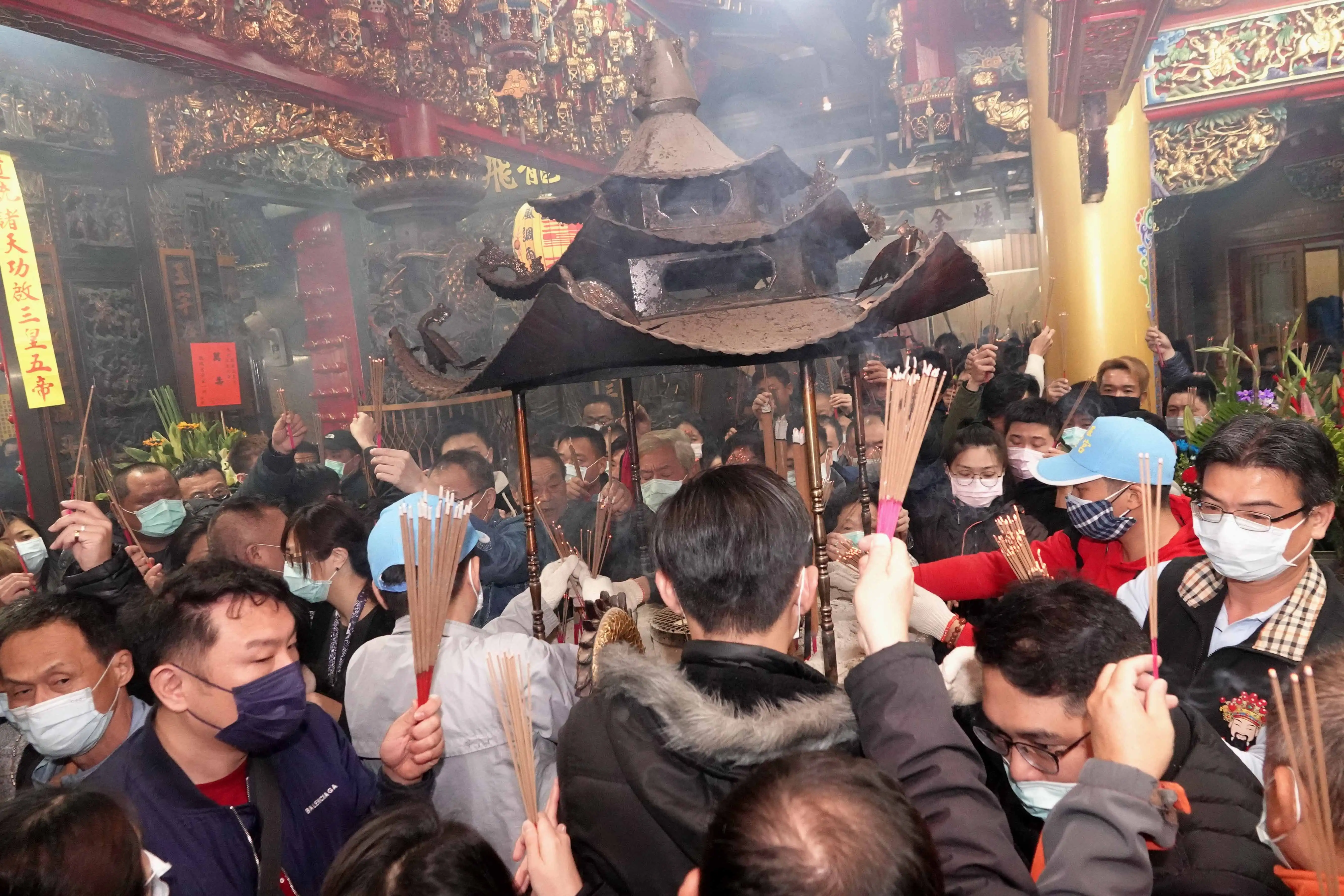 除夕夜及春節期間，信眾湧入臺南開基玉皇宮參拜玉皇上帝，祈求新年平安順遂。（圖／開基玉皇宮提供）