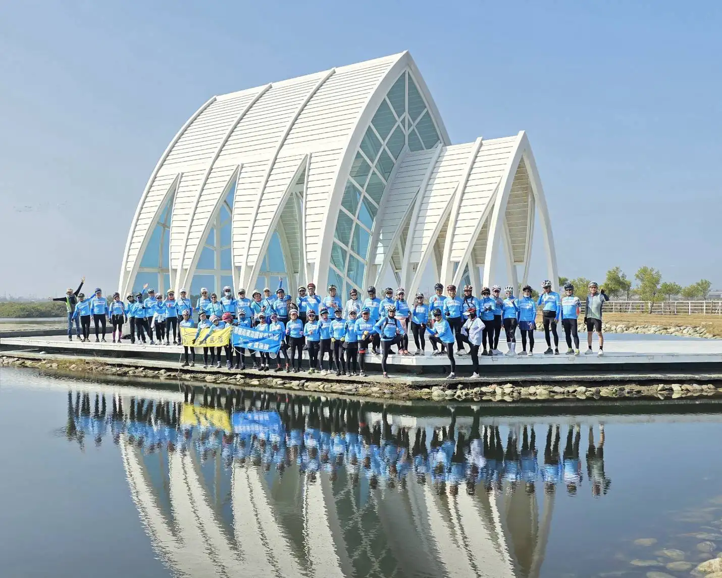 由70位退休人士組成的「快樂車隊」騎乘北門自行車道，展現銀髮族樂活精神。（圖／雲嘉南管理處提供）