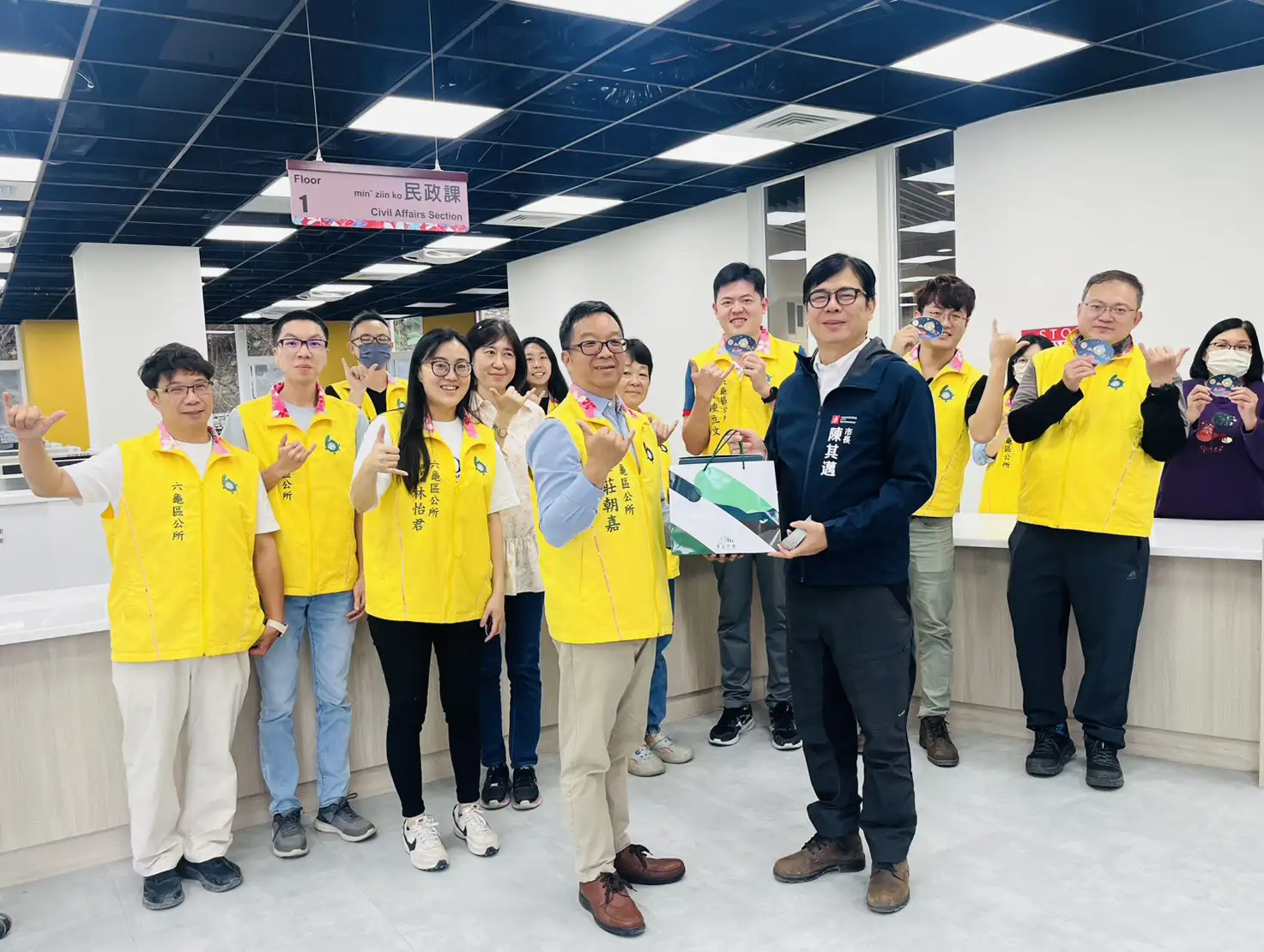 陳其邁13日前往桃源區，向警消環保與公所同仁們致意，感謝每一位同仁一年來的辛勞，並祝福大家新年快樂。（圖/高雄市府提供）