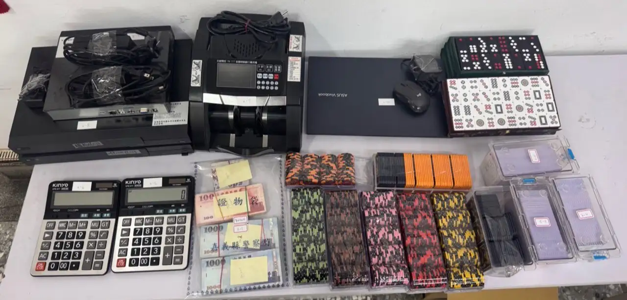 嘉義縣警方查扣賭資、籌碼、點鈔機及賭具等證物，全案依違反刑法賭博罪嫌移送偵辦。(圖/嘉義縣警察局提供)
