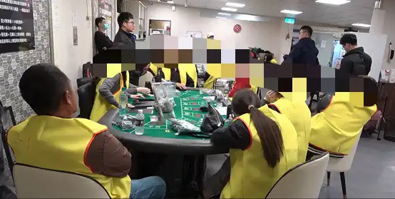 嘉義縣警方查獲水上鄉某桌遊館涉嫌非法賭博，當場查獲37人及相關證物，全案依違反刑法賭博罪嫌移送偵辦。(圖/嘉義縣警察局提供)