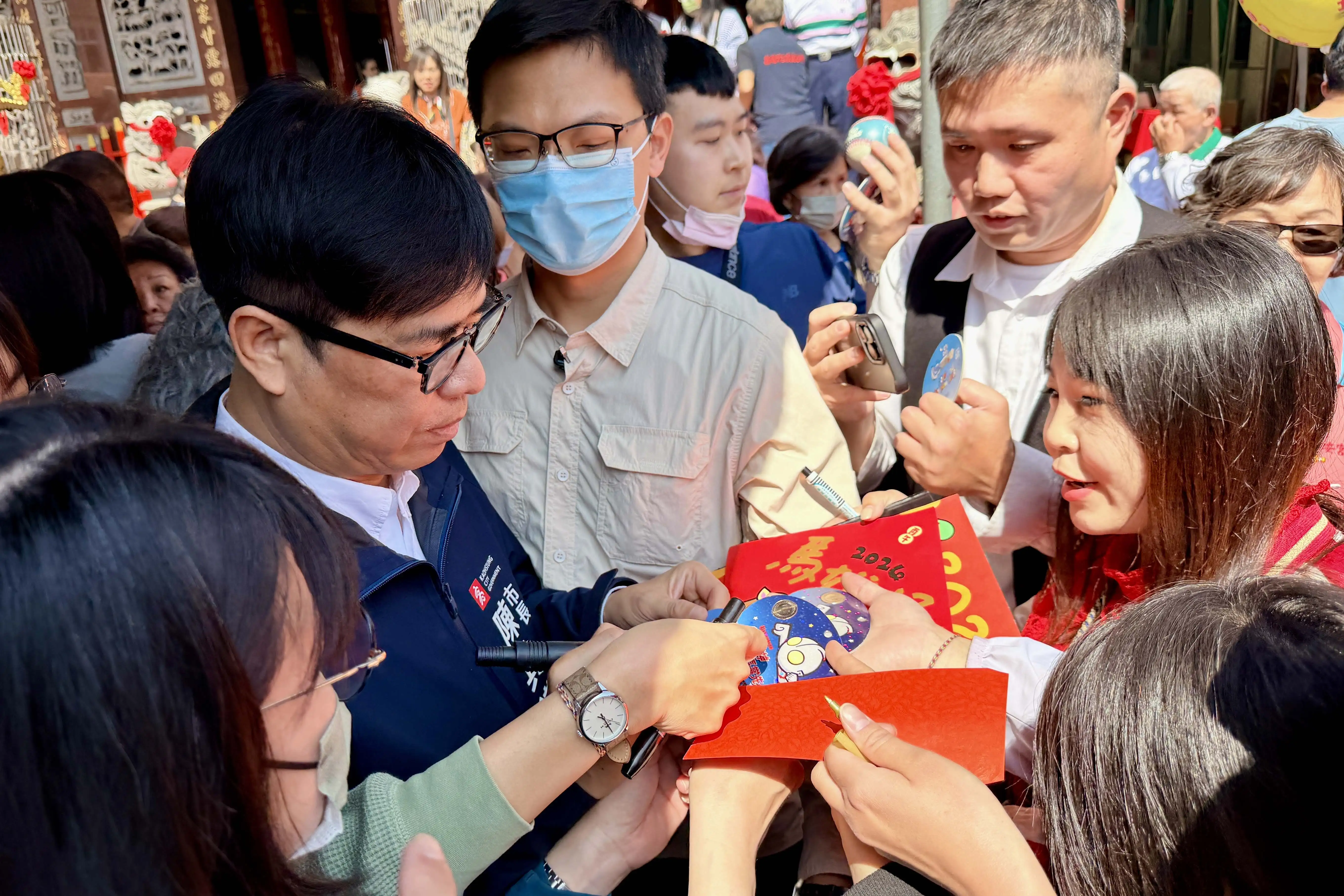 高雄市長陳其邁走訪廟宇參香祈福，並發送「超人精神 一馬當先」開運小紅包向市民拜年。（圖／高雄市政府提供）