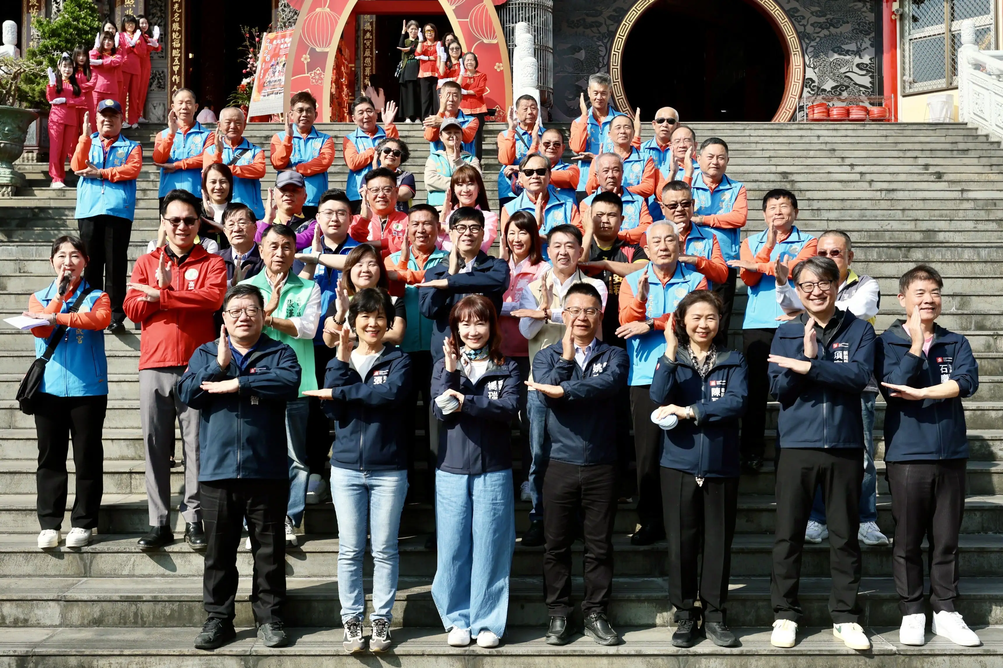 高雄市長陳其邁（前排中）率市府團隊走訪宮廟參香祈福，向市民拜年賀歲。（圖／高雄市政府提供）