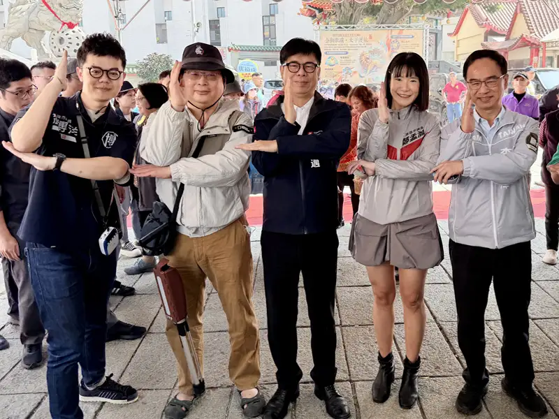 陳其邁走訪多間宮廟 發送開運小紅包拜年