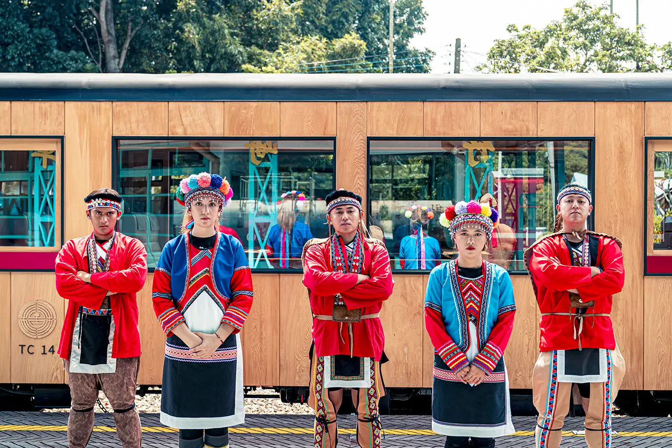 紐西蘭毛利團與阿里山鄒族風笛euvuvu表演藝術團跨國共演，以傳統服飾與文化元素融合舞蹈與音樂，展現原住民族文化的深厚底蘊與國際交流魅力。（圖/嘉義縣政府提供）