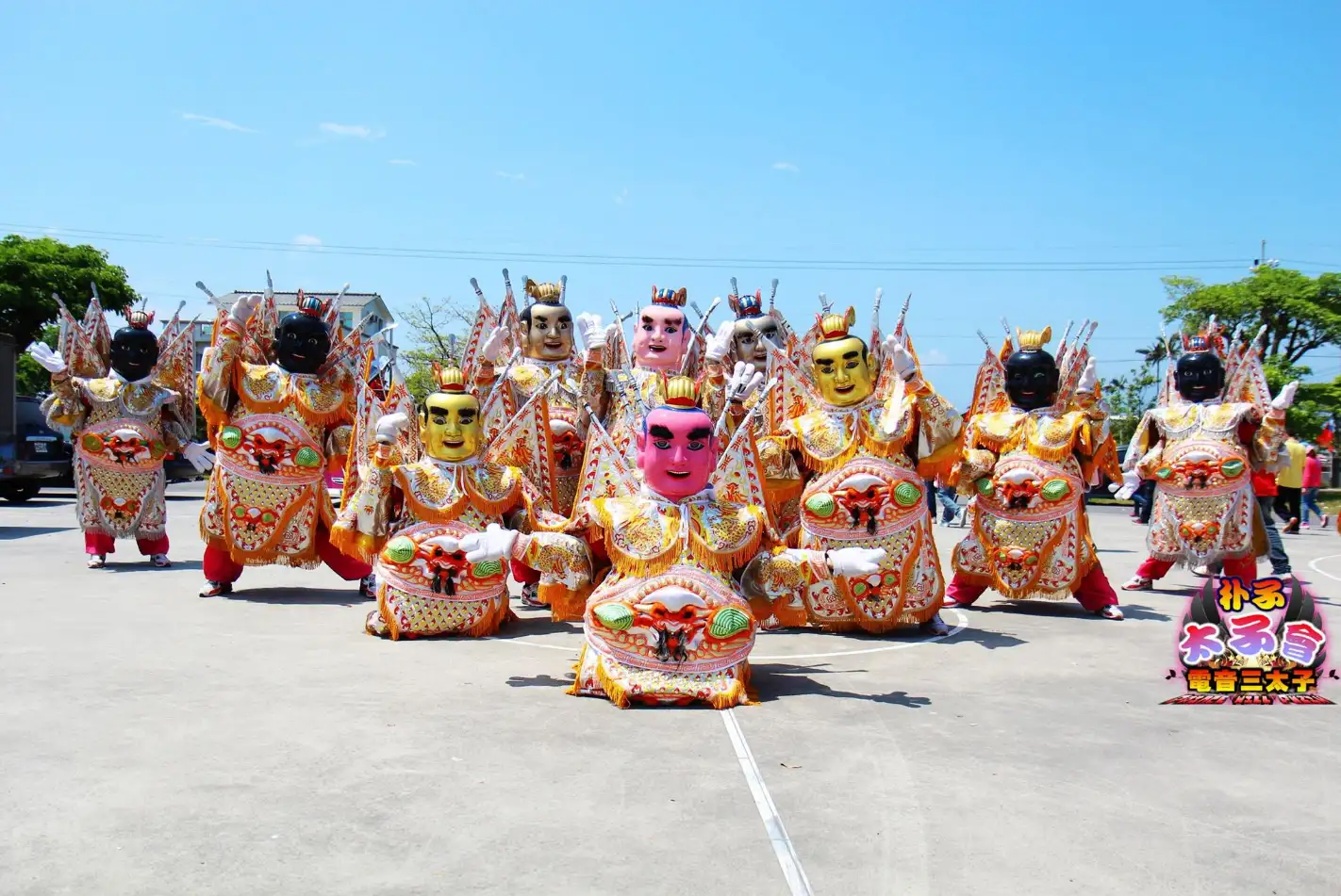 朴子電音三太子結合跨界武藝陣頭演出，以傳統神將造型融合現代電音節奏與創新舞步，展現嘉義在地宗教文化的活力與創意。（圖/嘉義縣政府提供）