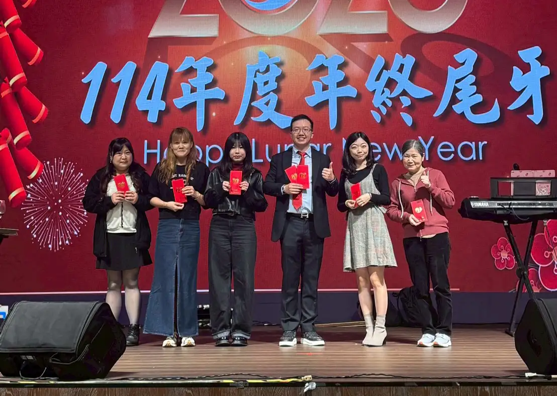 將寶化妝品於桂田酒店舉辦年終尾牙，董事長許益齊（右三）親自頒發年終紅包慰勉優秀員工，感謝同仁一年來的努力與付出。(記者張振興翻攝)